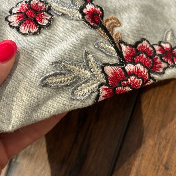 Vince Camuto Gray appliqué flower sweater size Medium - Picture 7 of 8